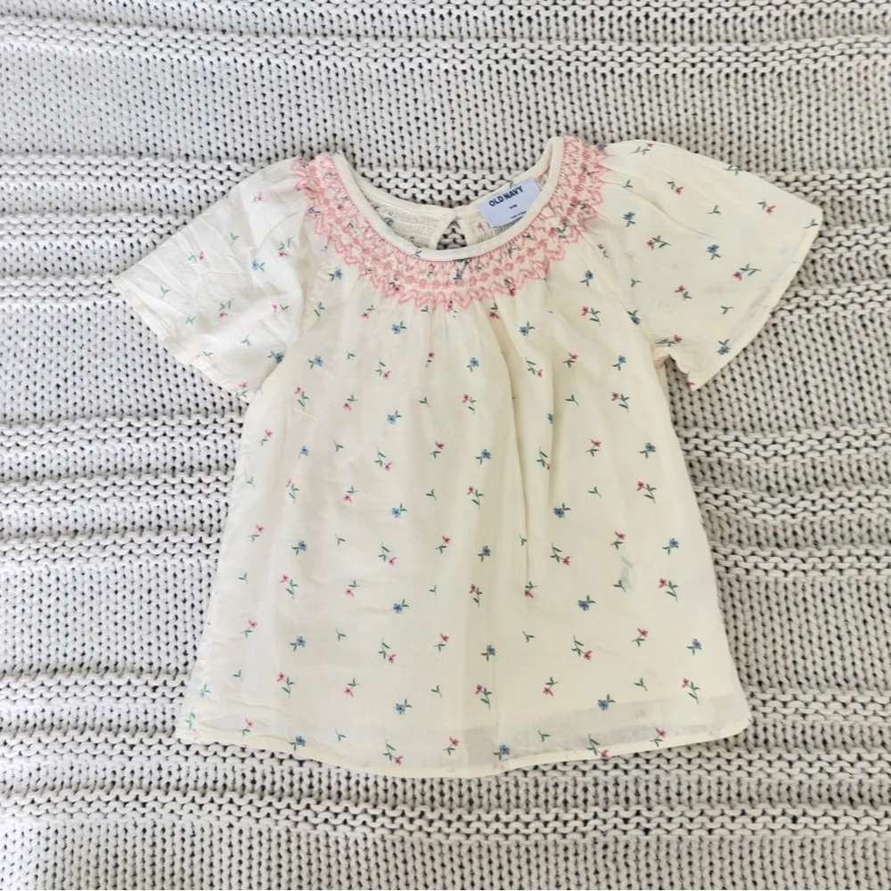 NWOT Old Navy Cream Kids Shirt with Pink and Blue Accents Size M (8)